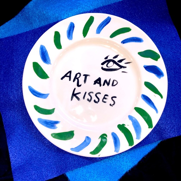 Anthropologie Plates, Set of 2, Art and Kisses & Heart Apple Design - Picture 2 of 3